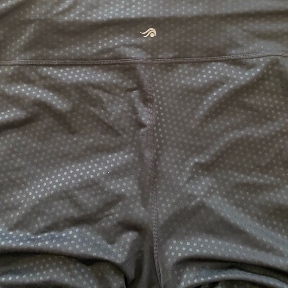 Black cropped plus size workout leggings - Picture 2 of 4